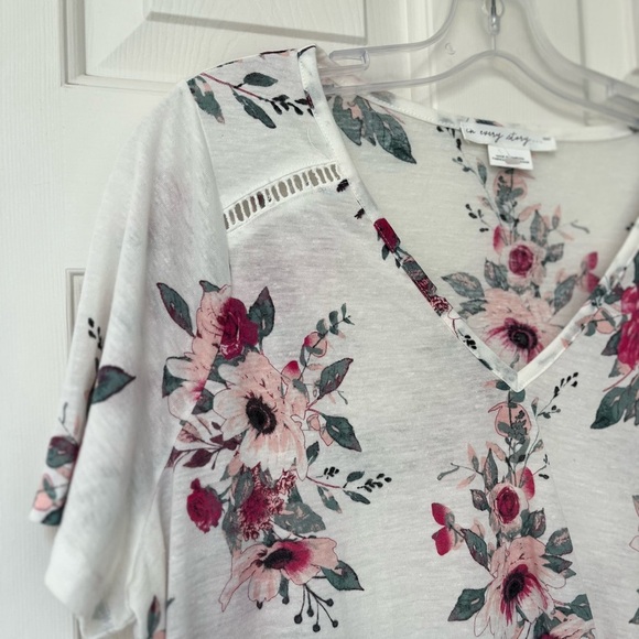 In Every Story Floral Twist-front Linen Blend Tee 0X - Picture 3 of 11